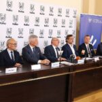 Przedstawiciele Stowarzyszenia Aglomeracja Kalisko-Ostrowska i Samorządu Województwa Wielkopolskiego wspólnie podpisali porozumienie dla kolei aglomeracyjnej.