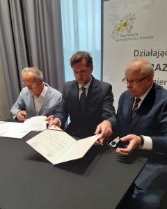 Podpisanie Porozumienia z Akademią Kaliską; od lewej K. Nosal, K. Kinastowski i A. Wojtyła.