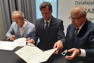 Podpisanie Porozumienia z Akademią Kaliską; od lewej K. Nosal, K. Kinastowski i A. Wojtyła.