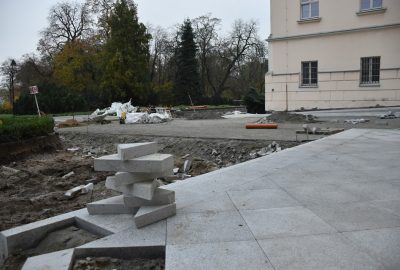 Na zdj. otoczenie Starostwa Powiatowego w Kaliszu w trakcie remontu