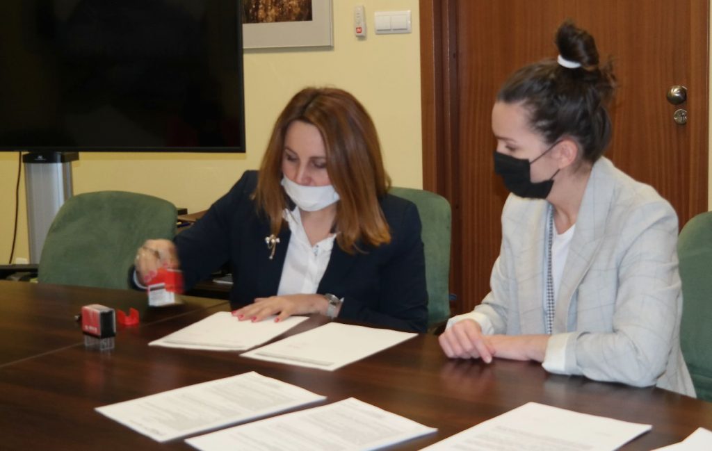 Podpisanie umowy na realizację projektu pn.: „Plan adaptacji do zmian klimatu Aglomeracji Kalisko-Ostrowskiej” nastąpiło w siedzibie Wojewódzkiego Funduszu Ochrony Środowiska i Gospodarki Wodnej w Poznaniu w dniu 10.12.2021 roku 5 1024x649 - Podpisanie umowy na realizację projektu pn.: „Plan adaptacji do zmian klimatu Aglomeracji Kalisko-Ostrowskiej” nastąpiło w siedzibie Wojewódzkiego Funduszu Ochrony Środowiska i Gospodarki Wodnej w Poznaniu w dniu 10.12.2021 roku