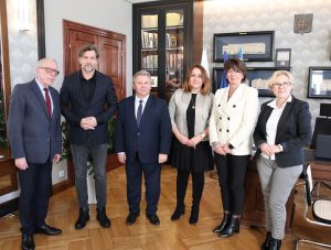 img 0650 300x227 - Podpisanie umowy pomiędzy Funduszem Regionu Wałbrzyskiego a Stowarzyszeniem Aglomeracja Kalisko-Ostrowska.