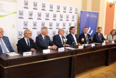 Przedstawiciele Stowarzyszenia Aglomeracja Kalisko-Ostrowska i Samorządu Województwa Wielkopolskiego wspólnie podpisali porozumienie dla kolei aglomeracyjnej.