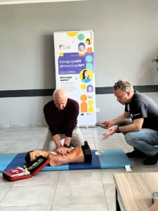 pp 20250425 01 225x300 - Jak skutecznie reagować w sytuacjach zagrożenia życia dowiedzieli się uczestnicy spotkania w Gminnym Ośrodku Kultury w Jankowie Pierwszym