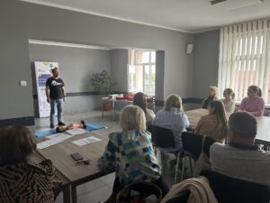 pp 20250425 02 300x225 - Jak skutecznie reagować w sytuacjach zagrożenia życia dowiedzieli się uczestnicy spotkania w Gminnym Ośrodku Kultury w Jankowie Pierwszym