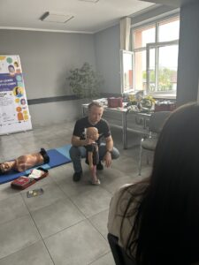 pp 20250425 04 225x300 - Jak skutecznie reagować w sytuacjach zagrożenia życia dowiedzieli się uczestnicy spotkania w Gminnym Ośrodku Kultury w Jankowie Pierwszym