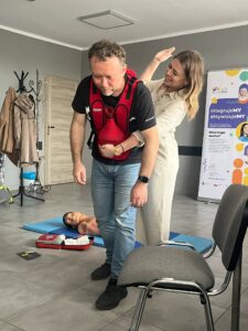 pp 20250425 05 225x300 - Jak skutecznie reagować w sytuacjach zagrożenia życia dowiedzieli się uczestnicy spotkania w Gminnym Ośrodku Kultury w Jankowie Pierwszym