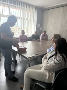 pp 20250425 06 225x300 - Jak skutecznie reagować w sytuacjach zagrożenia życia dowiedzieli się uczestnicy spotkania w Gminnym Ośrodku Kultury w Jankowie Pierwszym