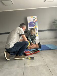 pp 20250425 08 225x300 - Jak skutecznie reagować w sytuacjach zagrożenia życia dowiedzieli się uczestnicy spotkania w Gminnym Ośrodku Kultury w Jankowie Pierwszym