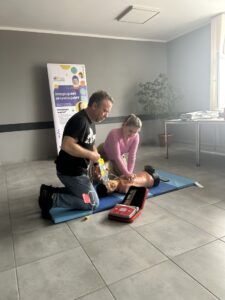 pp 20250425 09 225x300 - Jak skutecznie reagować w sytuacjach zagrożenia życia dowiedzieli się uczestnicy spotkania w Gminnym Ośrodku Kultury w Jankowie Pierwszym