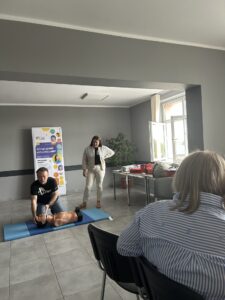 pp 20250425 10 225x300 - Jak skutecznie reagować w sytuacjach zagrożenia życia dowiedzieli się uczestnicy spotkania w Gminnym Ośrodku Kultury w Jankowie Pierwszym