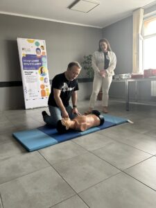 pp 20250425 11 225x300 - Jak skutecznie reagować w sytuacjach zagrożenia życia dowiedzieli się uczestnicy spotkania w Gminnym Ośrodku Kultury w Jankowie Pierwszym