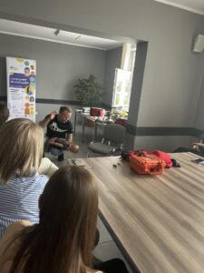 pp 20250425 12 225x300 - Jak skutecznie reagować w sytuacjach zagrożenia życia dowiedzieli się uczestnicy spotkania w Gminnym Ośrodku Kultury w Jankowie Pierwszym