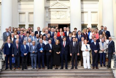 WhatsApp Image 2025 05 21 at 20.02.56 5 400x270 - Konferencja pn. ,,Fundusze Unii Europejskiej dla Aglomeracji Kalisko-Ostrowskiej – dekada zmian i wyzwań” z okazji Jubileuszu 10-lecia Stowarzyszenia Aglomeracja Kalisko-Ostrowska