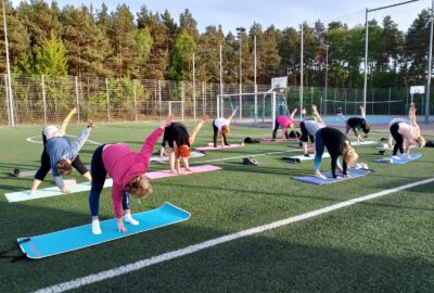 Gimnastyka 20250519 01 400x270 - Pierwszy cykl zajęć z gimnastyki i jogi już za nami! 