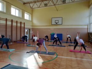 Pierwszy cykl zajęć z gimnastyki i jogi już za nami! Gimnastyka 20250519 04 300x226 - Pierwszy cykl zajęć z gimnastyki i jogi już za nami!