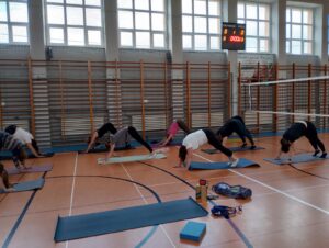 Pierwszy cykl zajęć z gimnastyki i jogi już za nami! Gimnastyka 20250519 06 300x226 - Pierwszy cykl zajęć z gimnastyki i jogi już za nami!