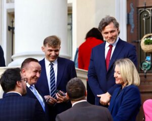 Konferencja pn. ,,Fundusze Unii Europejskiej dla Aglomeracji Kalisko-Ostrowskiej – dekada zmian i wyzwań” z okazji Jubileuszu 10-lecia Stowarzyszenia Aglomeracja Kalisko-Ostrowska zdj sako 20250521 02 300x239 - Konferencja pn. ,,Fundusze Unii Europejskiej dla Aglomeracji Kalisko-Ostrowskiej – dekada zmian i wyzwań” z okazji Jubileuszu 10-lecia Stowarzyszenia Aglomeracja Kalisko-Ostrowska