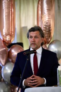 Konferencja pn. ,,Fundusze Unii Europejskiej dla Aglomeracji Kalisko-Ostrowskiej – dekada zmian i wyzwań” z okazji Jubileuszu 10-lecia Stowarzyszenia Aglomeracja Kalisko-Ostrowska zdj sako 20250521 05 200x300 - Konferencja pn. ,,Fundusze Unii Europejskiej dla Aglomeracji Kalisko-Ostrowskiej – dekada zmian i wyzwań” z okazji Jubileuszu 10-lecia Stowarzyszenia Aglomeracja Kalisko-Ostrowska