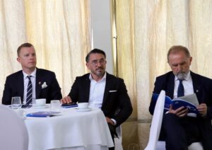 Konferencja pn. ,,Fundusze Unii Europejskiej dla Aglomeracji Kalisko-Ostrowskiej – dekada zmian i wyzwań” z okazji Jubileuszu 10-lecia Stowarzyszenia Aglomeracja Kalisko-Ostrowska zdj sako 20250521 06 300x212 - Konferencja pn. ,,Fundusze Unii Europejskiej dla Aglomeracji Kalisko-Ostrowskiej – dekada zmian i wyzwań” z okazji Jubileuszu 10-lecia Stowarzyszenia Aglomeracja Kalisko-Ostrowska