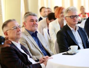 Konferencja pn. ,,Fundusze Unii Europejskiej dla Aglomeracji Kalisko-Ostrowskiej – dekada zmian i wyzwań” z okazji Jubileuszu 10-lecia Stowarzyszenia Aglomeracja Kalisko-Ostrowska zdj sako 20250521 08 300x230 - Konferencja pn. ,,Fundusze Unii Europejskiej dla Aglomeracji Kalisko-Ostrowskiej – dekada zmian i wyzwań” z okazji Jubileuszu 10-lecia Stowarzyszenia Aglomeracja Kalisko-Ostrowska
