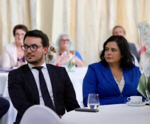 Konferencja pn. ,,Fundusze Unii Europejskiej dla Aglomeracji Kalisko-Ostrowskiej – dekada zmian i wyzwań” z okazji Jubileuszu 10-lecia Stowarzyszenia Aglomeracja Kalisko-Ostrowska zdj sako 20250521 10 300x247 - Konferencja pn. ,,Fundusze Unii Europejskiej dla Aglomeracji Kalisko-Ostrowskiej – dekada zmian i wyzwań” z okazji Jubileuszu 10-lecia Stowarzyszenia Aglomeracja Kalisko-Ostrowska