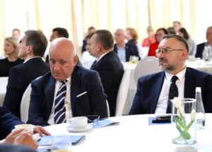 Konferencja pn. ,,Fundusze Unii Europejskiej dla Aglomeracji Kalisko-Ostrowskiej – dekada zmian i wyzwań” z okazji Jubileuszu 10-lecia Stowarzyszenia Aglomeracja Kalisko-Ostrowska zdj sako 20250521 11 300x215 - Konferencja pn. ,,Fundusze Unii Europejskiej dla Aglomeracji Kalisko-Ostrowskiej – dekada zmian i wyzwań” z okazji Jubileuszu 10-lecia Stowarzyszenia Aglomeracja Kalisko-Ostrowska