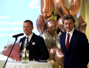 Konferencja pn. ,,Fundusze Unii Europejskiej dla Aglomeracji Kalisko-Ostrowskiej – dekada zmian i wyzwań” z okazji Jubileuszu 10-lecia Stowarzyszenia Aglomeracja Kalisko-Ostrowska zdj sako 20250521 15 300x231 - Konferencja pn. ,,Fundusze Unii Europejskiej dla Aglomeracji Kalisko-Ostrowskiej – dekada zmian i wyzwań” z okazji Jubileuszu 10-lecia Stowarzyszenia Aglomeracja Kalisko-Ostrowska