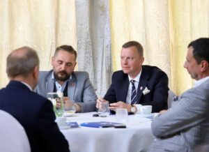 Konferencja pn. ,,Fundusze Unii Europejskiej dla Aglomeracji Kalisko-Ostrowskiej – dekada zmian i wyzwań” z okazji Jubileuszu 10-lecia Stowarzyszenia Aglomeracja Kalisko-Ostrowska zdj sako 20250521 19 300x218 - Konferencja pn. ,,Fundusze Unii Europejskiej dla Aglomeracji Kalisko-Ostrowskiej – dekada zmian i wyzwań” z okazji Jubileuszu 10-lecia Stowarzyszenia Aglomeracja Kalisko-Ostrowska