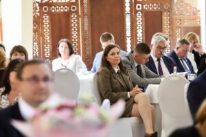 Konferencja pn. ,,Fundusze Unii Europejskiej dla Aglomeracji Kalisko-Ostrowskiej – dekada zmian i wyzwań” z okazji Jubileuszu 10-lecia Stowarzyszenia Aglomeracja Kalisko-Ostrowska zdj sako 20250521 20 300x200 - Konferencja pn. ,,Fundusze Unii Europejskiej dla Aglomeracji Kalisko-Ostrowskiej – dekada zmian i wyzwań” z okazji Jubileuszu 10-lecia Stowarzyszenia Aglomeracja Kalisko-Ostrowska
