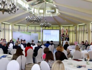 Konferencja pn. ,,Fundusze Unii Europejskiej dla Aglomeracji Kalisko-Ostrowskiej – dekada zmian i wyzwań” z okazji Jubileuszu 10-lecia Stowarzyszenia Aglomeracja Kalisko-Ostrowska zdj sako 20250521 29 300x230 - Konferencja pn. ,,Fundusze Unii Europejskiej dla Aglomeracji Kalisko-Ostrowskiej – dekada zmian i wyzwań” z okazji Jubileuszu 10-lecia Stowarzyszenia Aglomeracja Kalisko-Ostrowska