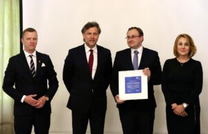 Konferencja pn. ,,Fundusze Unii Europejskiej dla Aglomeracji Kalisko-Ostrowskiej – dekada zmian i wyzwań” z okazji Jubileuszu 10-lecia Stowarzyszenia Aglomeracja Kalisko-Ostrowska zdj sako 20250521 36 300x194 - Konferencja pn. ,,Fundusze Unii Europejskiej dla Aglomeracji Kalisko-Ostrowskiej – dekada zmian i wyzwań” z okazji Jubileuszu 10-lecia Stowarzyszenia Aglomeracja Kalisko-Ostrowska
