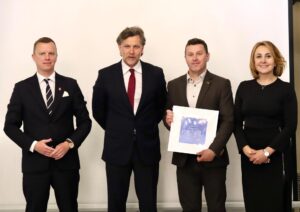 Konferencja pn. ,,Fundusze Unii Europejskiej dla Aglomeracji Kalisko-Ostrowskiej – dekada zmian i wyzwań” z okazji Jubileuszu 10-lecia Stowarzyszenia Aglomeracja Kalisko-Ostrowska zdj sako 20250521 39 300x212 - Konferencja pn. ,,Fundusze Unii Europejskiej dla Aglomeracji Kalisko-Ostrowskiej – dekada zmian i wyzwań” z okazji Jubileuszu 10-lecia Stowarzyszenia Aglomeracja Kalisko-Ostrowska