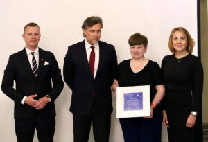 Konferencja pn. ,,Fundusze Unii Europejskiej dla Aglomeracji Kalisko-Ostrowskiej – dekada zmian i wyzwań” z okazji Jubileuszu 10-lecia Stowarzyszenia Aglomeracja Kalisko-Ostrowska zdj sako 20250521 41 300x205 - Konferencja pn. ,,Fundusze Unii Europejskiej dla Aglomeracji Kalisko-Ostrowskiej – dekada zmian i wyzwań” z okazji Jubileuszu 10-lecia Stowarzyszenia Aglomeracja Kalisko-Ostrowska