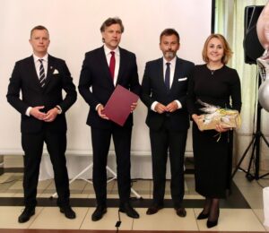 Konferencja pn. ,,Fundusze Unii Europejskiej dla Aglomeracji Kalisko-Ostrowskiej – dekada zmian i wyzwań” z okazji Jubileuszu 10-lecia Stowarzyszenia Aglomeracja Kalisko-Ostrowska zdj sako 20250521 47 300x260 - Konferencja pn. ,,Fundusze Unii Europejskiej dla Aglomeracji Kalisko-Ostrowskiej – dekada zmian i wyzwań” z okazji Jubileuszu 10-lecia Stowarzyszenia Aglomeracja Kalisko-Ostrowska