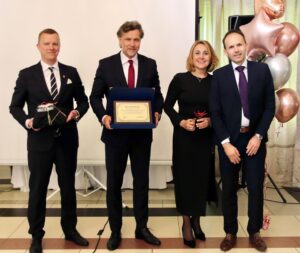 Konferencja pn. ,,Fundusze Unii Europejskiej dla Aglomeracji Kalisko-Ostrowskiej – dekada zmian i wyzwań” z okazji Jubileuszu 10-lecia Stowarzyszenia Aglomeracja Kalisko-Ostrowska zdj sako 20250521 48 300x253 - Konferencja pn. ,,Fundusze Unii Europejskiej dla Aglomeracji Kalisko-Ostrowskiej – dekada zmian i wyzwań” z okazji Jubileuszu 10-lecia Stowarzyszenia Aglomeracja Kalisko-Ostrowska