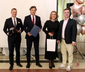 Konferencja pn. ,,Fundusze Unii Europejskiej dla Aglomeracji Kalisko-Ostrowskiej – dekada zmian i wyzwań” z okazji Jubileuszu 10-lecia Stowarzyszenia Aglomeracja Kalisko-Ostrowska zdj sako 20250521 49 300x253 - Konferencja pn. ,,Fundusze Unii Europejskiej dla Aglomeracji Kalisko-Ostrowskiej – dekada zmian i wyzwań” z okazji Jubileuszu 10-lecia Stowarzyszenia Aglomeracja Kalisko-Ostrowska