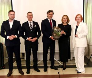 Konferencja pn. ,,Fundusze Unii Europejskiej dla Aglomeracji Kalisko-Ostrowskiej – dekada zmian i wyzwań” z okazji Jubileuszu 10-lecia Stowarzyszenia Aglomeracja Kalisko-Ostrowska zdj sako 20250521 50 300x253 - Konferencja pn. ,,Fundusze Unii Europejskiej dla Aglomeracji Kalisko-Ostrowskiej – dekada zmian i wyzwań” z okazji Jubileuszu 10-lecia Stowarzyszenia Aglomeracja Kalisko-Ostrowska