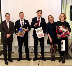 Konferencja pn. ,,Fundusze Unii Europejskiej dla Aglomeracji Kalisko-Ostrowskiej – dekada zmian i wyzwań” z okazji Jubileuszu 10-lecia Stowarzyszenia Aglomeracja Kalisko-Ostrowska zdj sako 20250521 53 300x273 - Konferencja pn. ,,Fundusze Unii Europejskiej dla Aglomeracji Kalisko-Ostrowskiej – dekada zmian i wyzwań” z okazji Jubileuszu 10-lecia Stowarzyszenia Aglomeracja Kalisko-Ostrowska