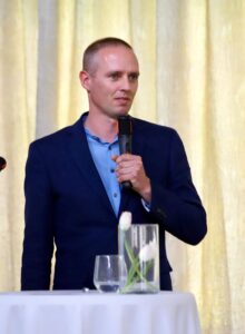 Konferencja pn. ,,Fundusze Unii Europejskiej dla Aglomeracji Kalisko-Ostrowskiej – dekada zmian i wyzwań” z okazji Jubileuszu 10-lecia Stowarzyszenia Aglomeracja Kalisko-Ostrowska zdj sako 20250521 54 220x300 - Konferencja pn. ,,Fundusze Unii Europejskiej dla Aglomeracji Kalisko-Ostrowskiej – dekada zmian i wyzwań” z okazji Jubileuszu 10-lecia Stowarzyszenia Aglomeracja Kalisko-Ostrowska