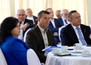 Konferencja pn. ,,Fundusze Unii Europejskiej dla Aglomeracji Kalisko-Ostrowskiej – dekada zmian i wyzwań” z okazji Jubileuszu 10-lecia Stowarzyszenia Aglomeracja Kalisko-Ostrowska zdj sako 20250521 55 300x216 - Konferencja pn. ,,Fundusze Unii Europejskiej dla Aglomeracji Kalisko-Ostrowskiej – dekada zmian i wyzwań” z okazji Jubileuszu 10-lecia Stowarzyszenia Aglomeracja Kalisko-Ostrowska