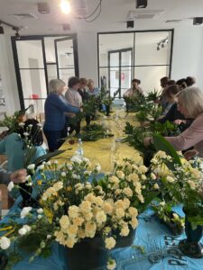 Maj pełen kwiatów i kreatywności! Florystyka 20250603 02 225x300 - Maj pełen kwiatów i kreatywności!