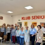 Seniorzy wizyta 20250926 04 150x150 - Stowarzyszenie Aglomeracja Kalisko-Ostrowska zwraca się z uprzejmą prośbą  o przedstawienie oferty cenowej na  „Transport uczestników – wynajem autokarów na trzy wyjazdy integracyjne do Warszawy w 2025 roku”.