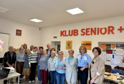 Seniorzy wizyta 20250926 04 400x270 - Z wizytą u seniorów w Sierzchowie i Nowych Skalmierzycach