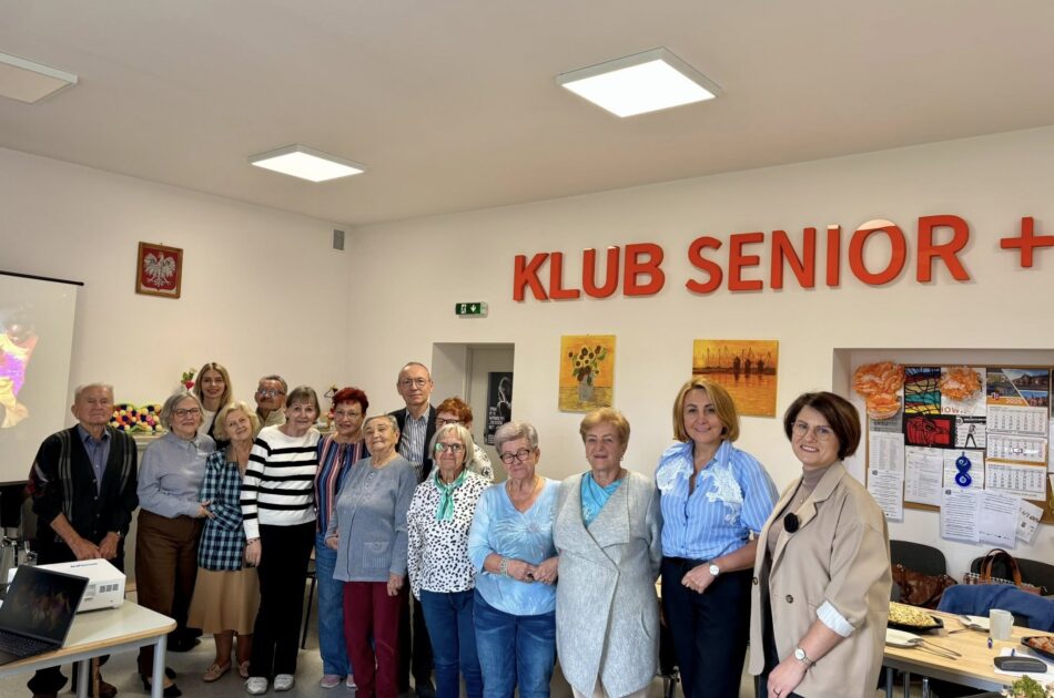Seniorzy wizyta 20250926 04 950x630 - Z wizytą u seniorów w Sierzchowie i Nowych Skalmierzycach