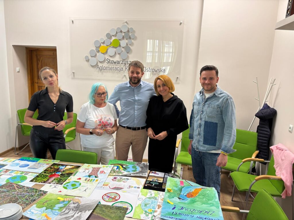 Informacja o wynikach konkursu plastyczno-fotograficznego „Ziemia w naszych rękach”! Wyniki konkursu 20251028 1 1024x768 - Informacja o wynikach konkursu plastyczno-fotograficznego „Ziemia w naszych rękach”!